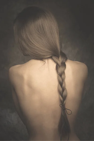 Интимная женщина портрет обнаженной спины и длинные косы — стоковое фото