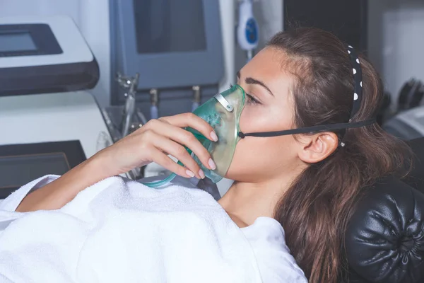 Ung kvinna med Oxygenmask — Stockfoto