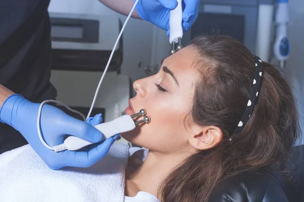 Mulher cosméticos tratamento facial — Fotografia de Stock