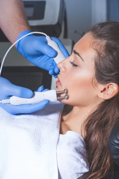 Trattamento viso donna cosmetici — Foto Stock