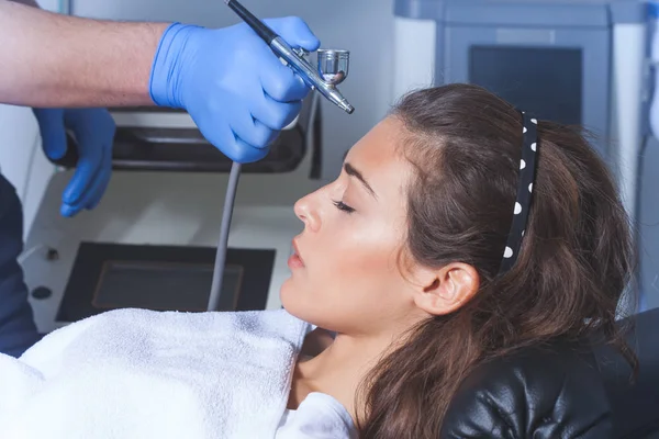 Kvinna kosmetika återfuktning ansiktsbehandling — Stockfoto