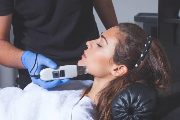 Žena léčba pomocí ultrazvukové špachtle — Stock fotografie