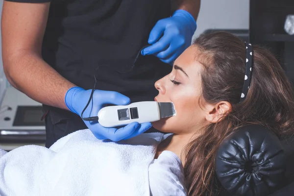 Ošetření obličeje žena s ultrazvukové špachtle — Stock fotografie