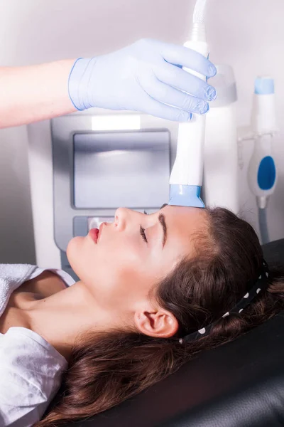 Žena kosmetické ošetření obličeje zlomkové léčba — Stock fotografie