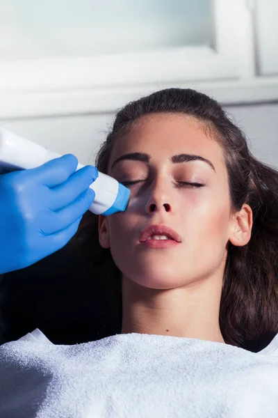 Mulher cosméticos rosto tratamento fracionário — Fotografia de Stock