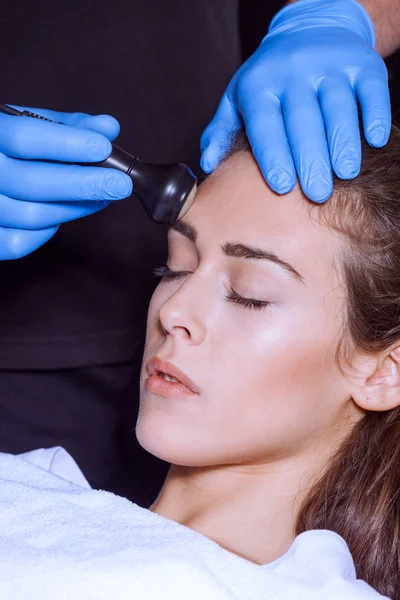 Vrouw gezicht behandeling bij medisch centrum — Stockfoto