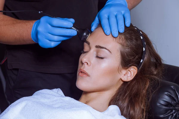 Vrouw gezicht behandeling bij spa center — Stockfoto