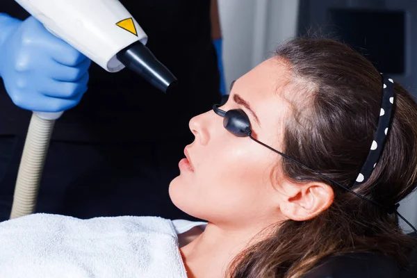 Женщина лицо лазерное лечение — стоковое фото