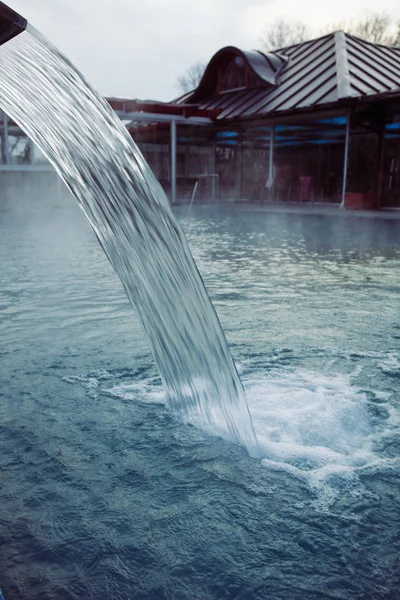 Piscina termal con agua caliente y cascada — Foto de Stock