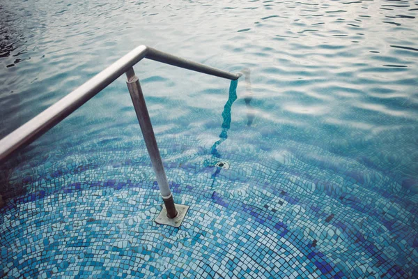 Termální bazén vykachlíkovaný schody dolů vodou — Stock fotografie