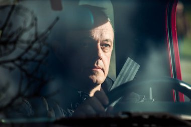 arabasının direksiyonuna erkekte 