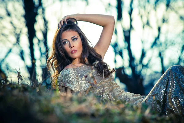 Bela jovem mulher retrato na floresta — Fotografia de Stock