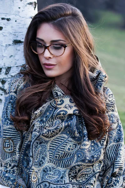 Retrato menina com óculos e cachecol ao ar livre — Fotografia de Stock