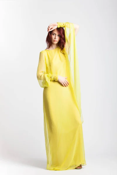 Rothaarige Mädchen im langen eleganten gelben Kleid — Stockfoto