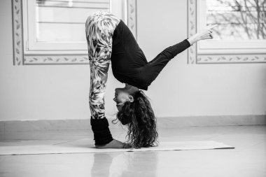 genç kadın kapalı yoga yaparken uygun