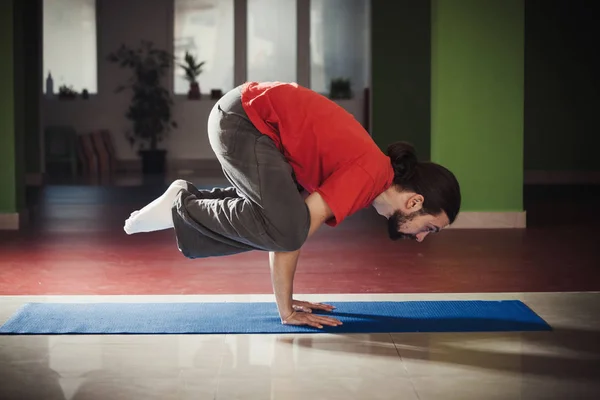 Junger Mann macht Yoga drinnen — Stockfoto