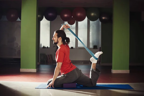 Joven haciendo yoga —  Fotos de Stock