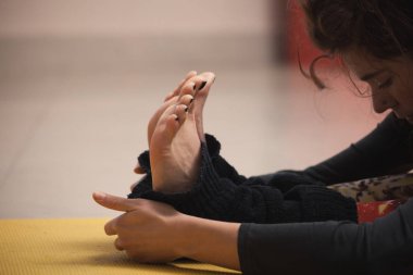 genç kadın yoga yaparken closeup