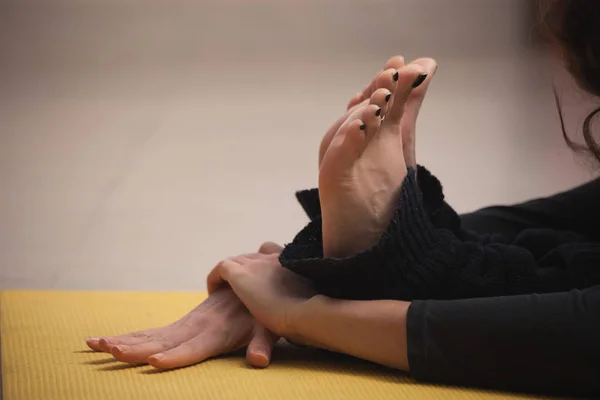 Primer plano de pies y manos mujer haciendo yoga — Foto de Stock