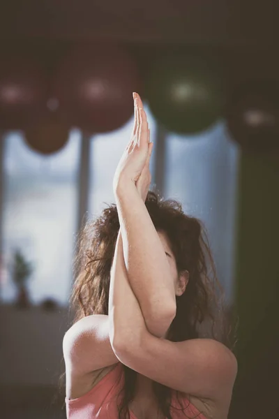 Primo piano di mani di donna che fanno yoga al coperto — Foto Stock