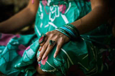 kadın el pratik yoga açık closeup