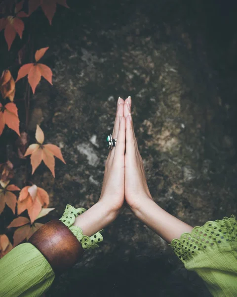 Närbild av händerna på kvinnan utöva yoga — Stockfoto