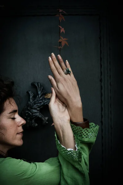 Closeup της γυναίκας τα χέρια πρακτική γιόγκα στο ύπαιθρο — Φωτογραφία Αρχείου