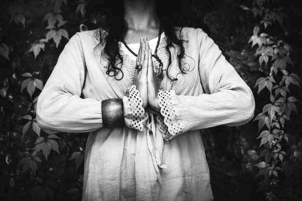 Крупним планом жіночі руки в медитації позиція йоги — стокове фото