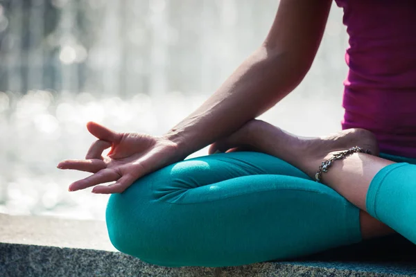 Mano de mujer primer plano en posición de loto yoga — Foto de Stock