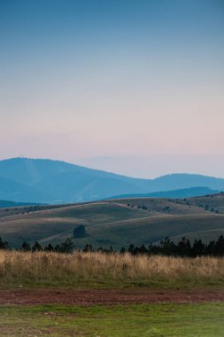 alacakaranlıkta dağlık manzara 