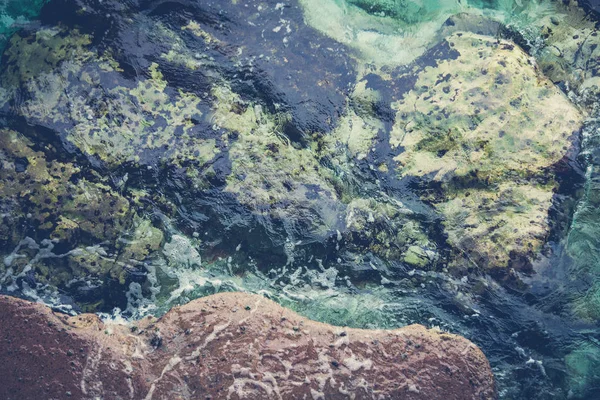 Kayalar ve deniz arka plan — Stok fotoğraf