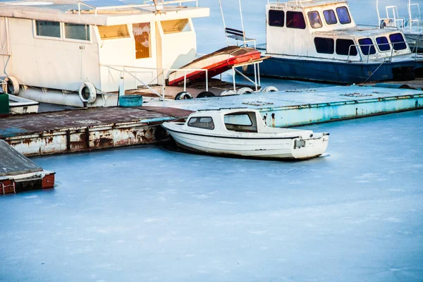 Небольшие лодки на замёрзшем озере — стоковое фото