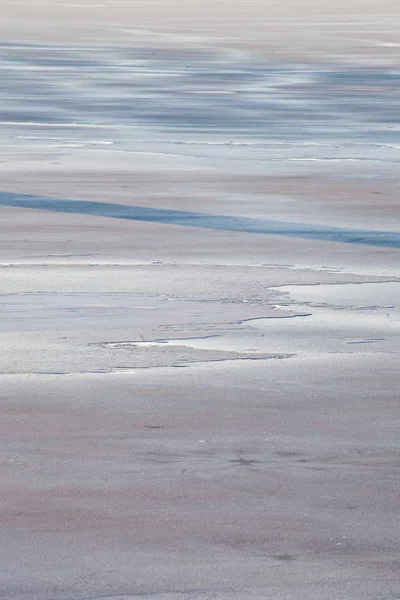 Πάγος στο νερό της λίμνης μέρα του χειμώνα — Φωτογραφία Αρχείου