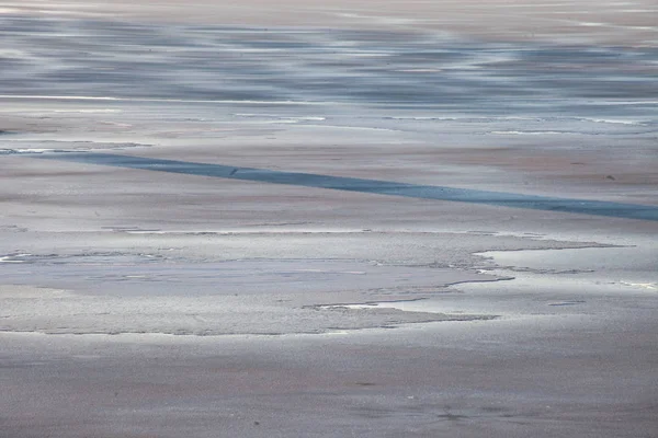 Glace sur l'eau du lac journée froide d'hiver — Photo