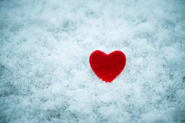 Coração vermelho na neve Dia dos Namorados — Fotografia de Stock