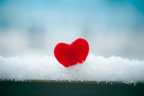 Coração na neve Dia dos Namorados símbolo — Fotografia de Stock