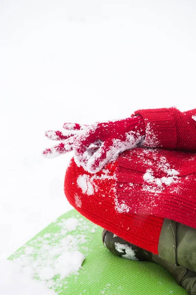 Жінка рука крупним планом в позиції йоги лотоса в снігу — стокове фото