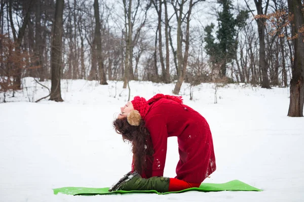 Fiatal nő, jóga, a hó park — Stock Fotó