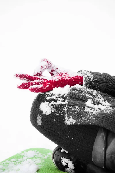 Mulher mão closeup em posição de ioga de lótus na neve — Fotografia de Stock