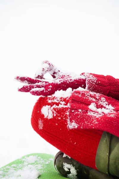 Жінка рука крупним планом в позиції йоги лотоса в снігу — стокове фото