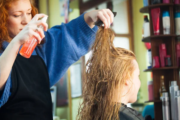 Nő a haj stúdió kis üzleti koncepció — Stock Fotó