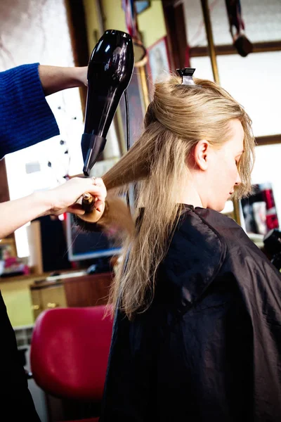 Женщина в парикмахерской в студии волос — стоковое фото