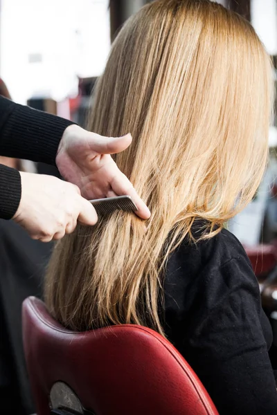 Femme blonde chez le coiffeur — Photo