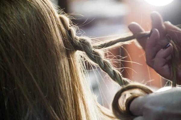 Mujer haciendo trenzas en el estudio de pelo — Foto de Stock