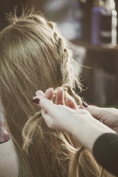 Woman making braids at hair studio — Stock Photo, Image