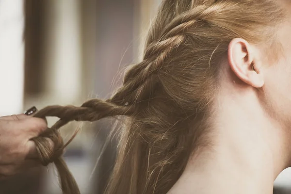 Woman making braids at hair studio — Stock Photo, Image