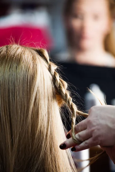 Donna che fa trecce in studio di capelli — Foto Stock