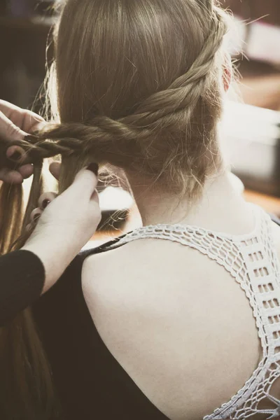 Donna che fa trecce in studio di capelli — Foto Stock