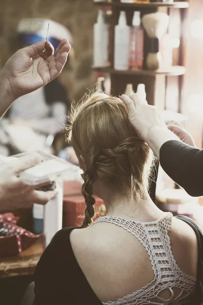 Making hair braids in hair studio — Stock Photo, Image