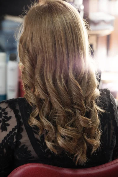 Blonde woman with long hair in hair studio — Stock Photo, Image